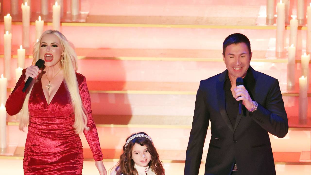 Daniela Katzenberger (l-r), Tochter Sophia Cordalis und Ehemann Luca Cordalis treten bei der Aufzeichnung der ARD Sendung "Alle singen Weihnachten - Das große Adventssingen 2022" im CCS auf.