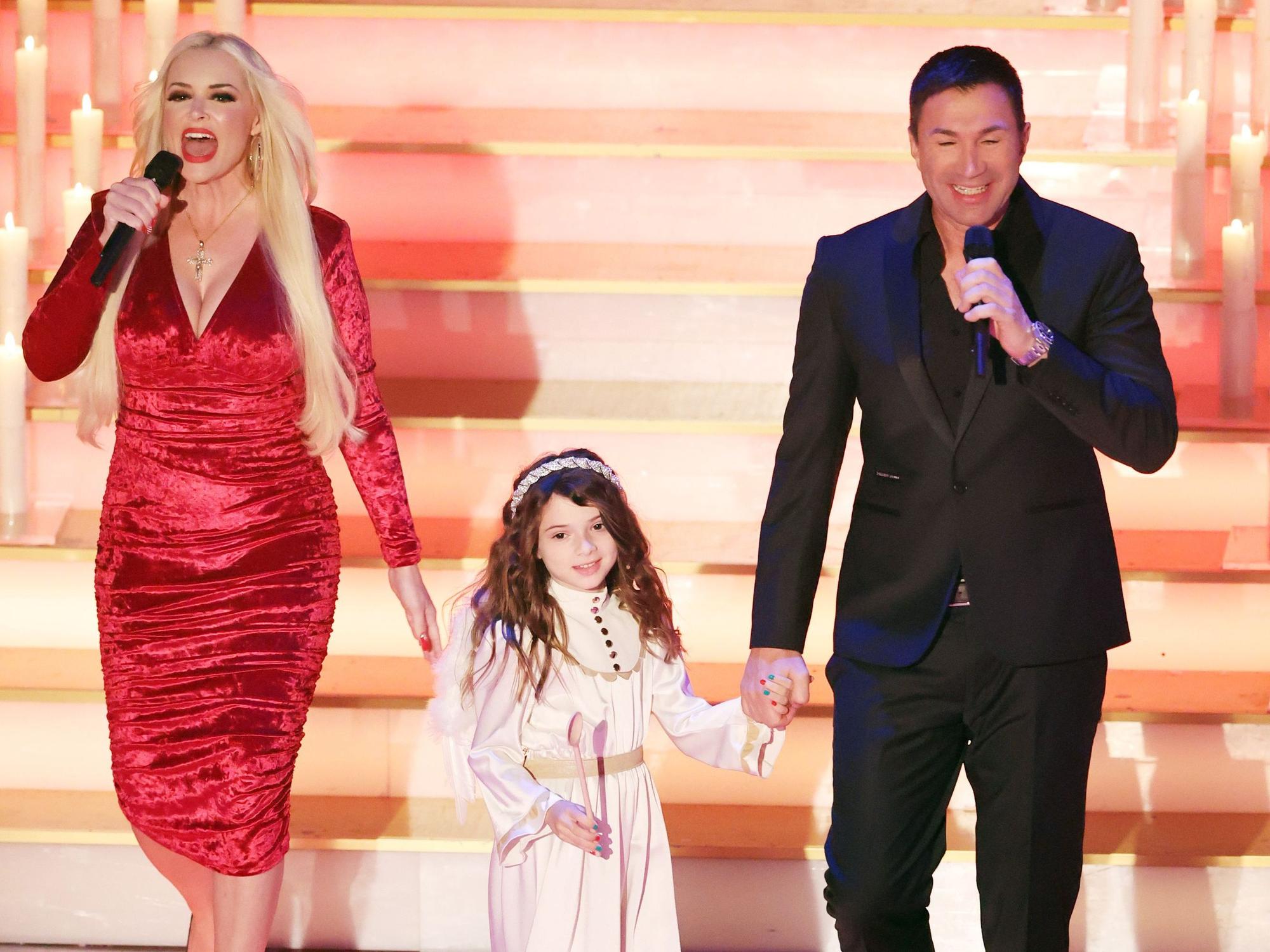 Daniela Katzenberger (l-r), Tochter Sophia Cordalis und Ehemann Luca Cordalis treten bei der Aufzeichnung der ARD Sendung "Alle singen Weihnachten - Das große Adventssingen 2022" im CCS auf.
