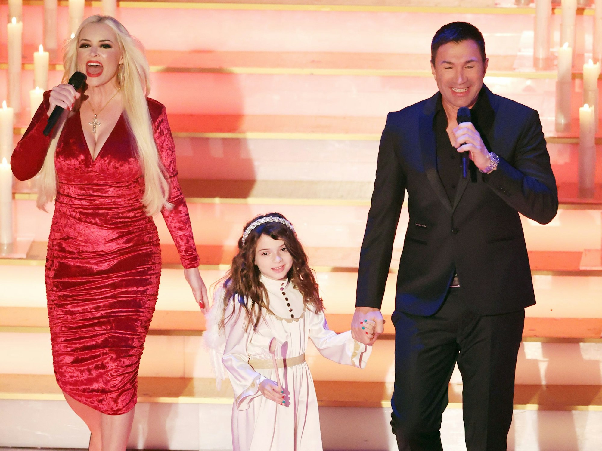 Daniela Katzenberger (l-r), Tochter Sophia Cordalis und Ehemann Luca Cordalis treten bei der Aufzeichnung der ARD Sendung "Alle singen Weihnachten - Das große Adventssingen 2022" im CCS auf.