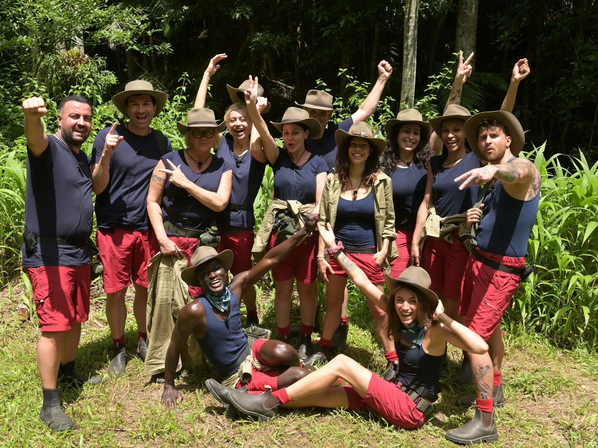 Die Kandidaten Cosimo Citiolo, Lucas Cordalis, Claudia Effenberg, Papis Loveday, Verena Kerth, Djamila Rowe, Markus Mörl, Jana Pallaske, Tessa Bergmeier, Jolina Mennen, Cecilia Asoro, Gigi Birofio haben sich an Tag 1 der Show „Ich bin ein Star - Holt mich hier raus!“ versammelt.
