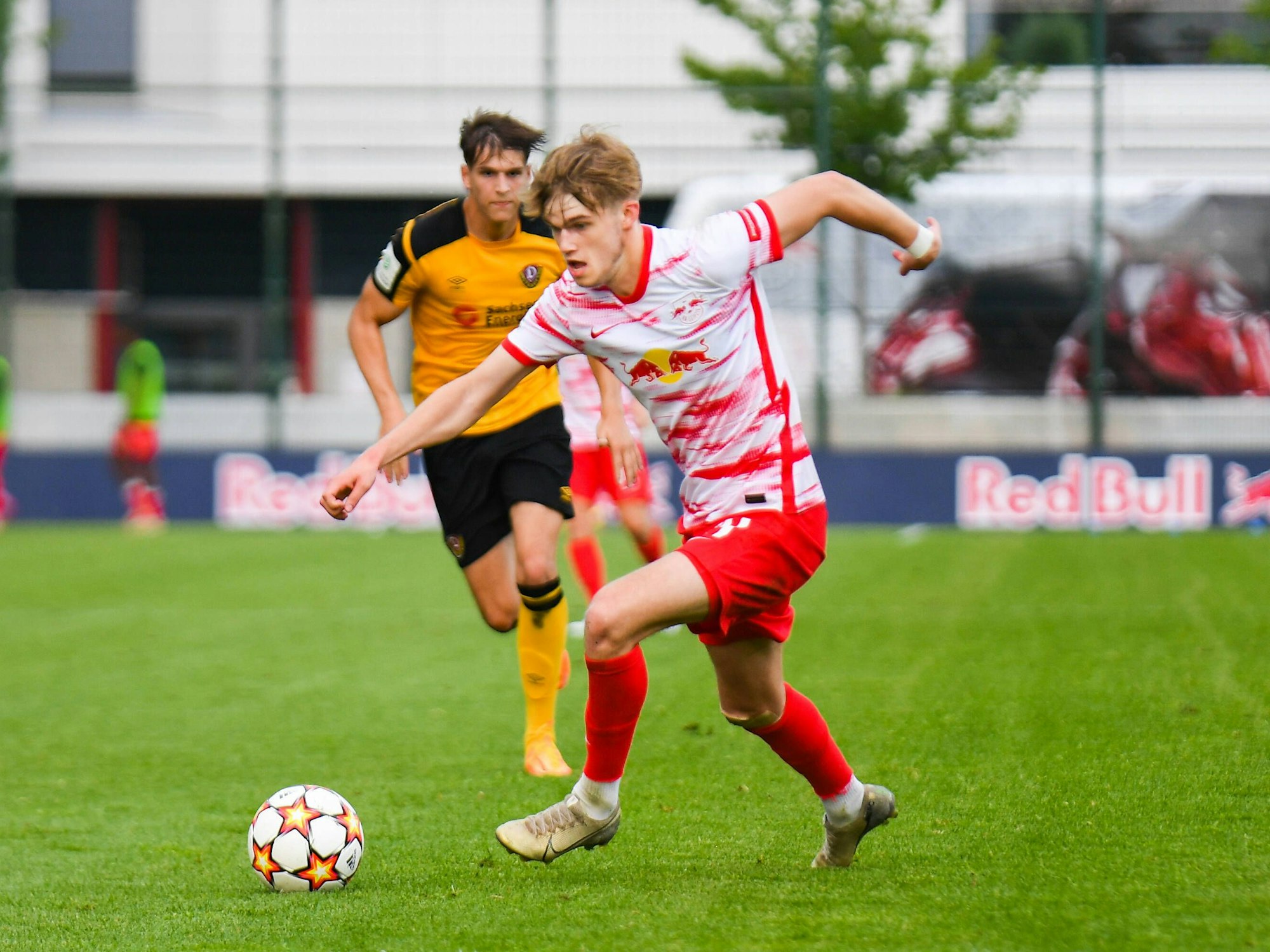 Stürmer Yannick Freischlad führt den Ball am Fuß.