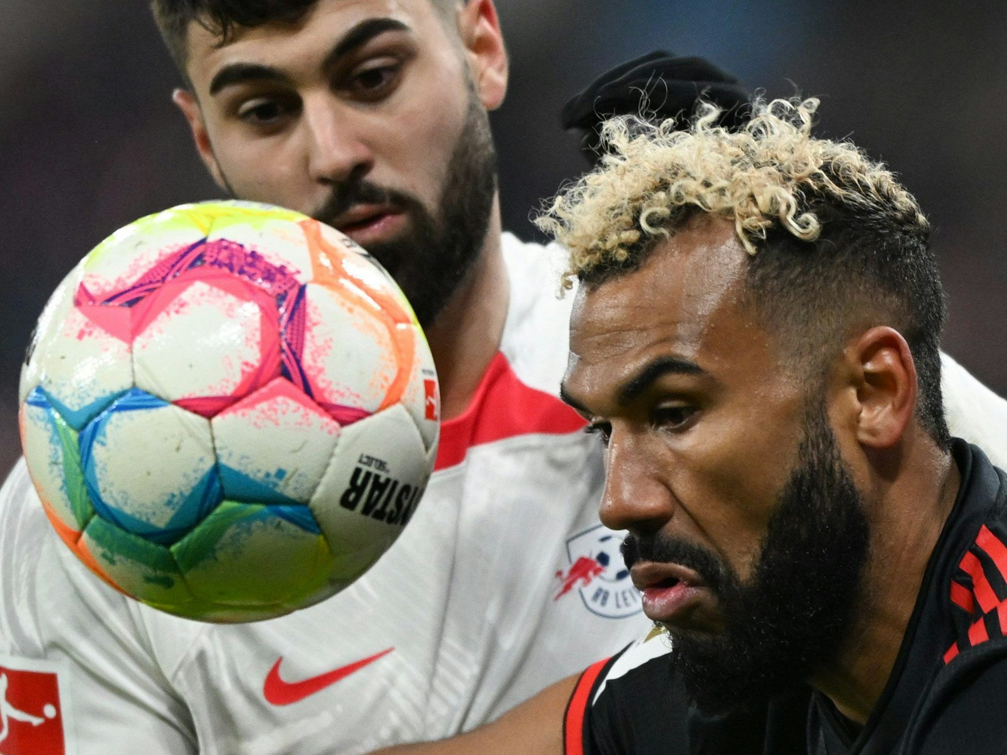 Leipzigs Josko Gvardiol (l) und Münchens Eric Maxim Choupo-Moting kämpfen um den Ball.