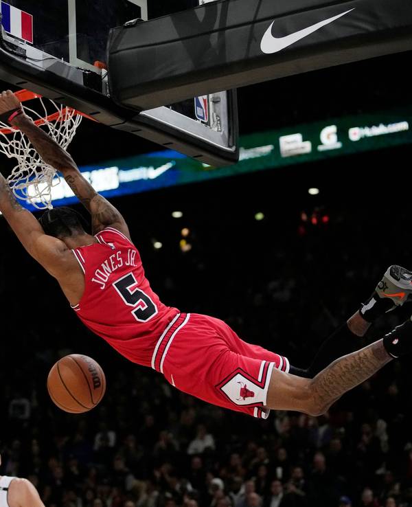 Die Chicago Bulls beim NBA-Gastspiel in Paris. Hier steigt Derrick Jones Jr. zum Korb hoch.