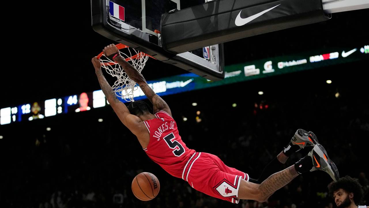 Die Chicago Bulls beim NBA-Gastspiel in Paris. Hier steigt Derrick Jones Jr. zum Korb hoch.
