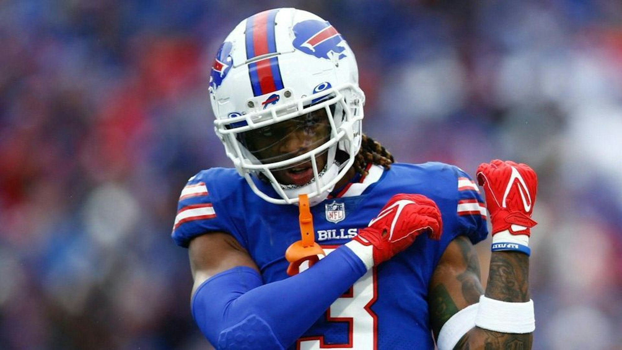 Damar Hamlin steht auf dem Feld.