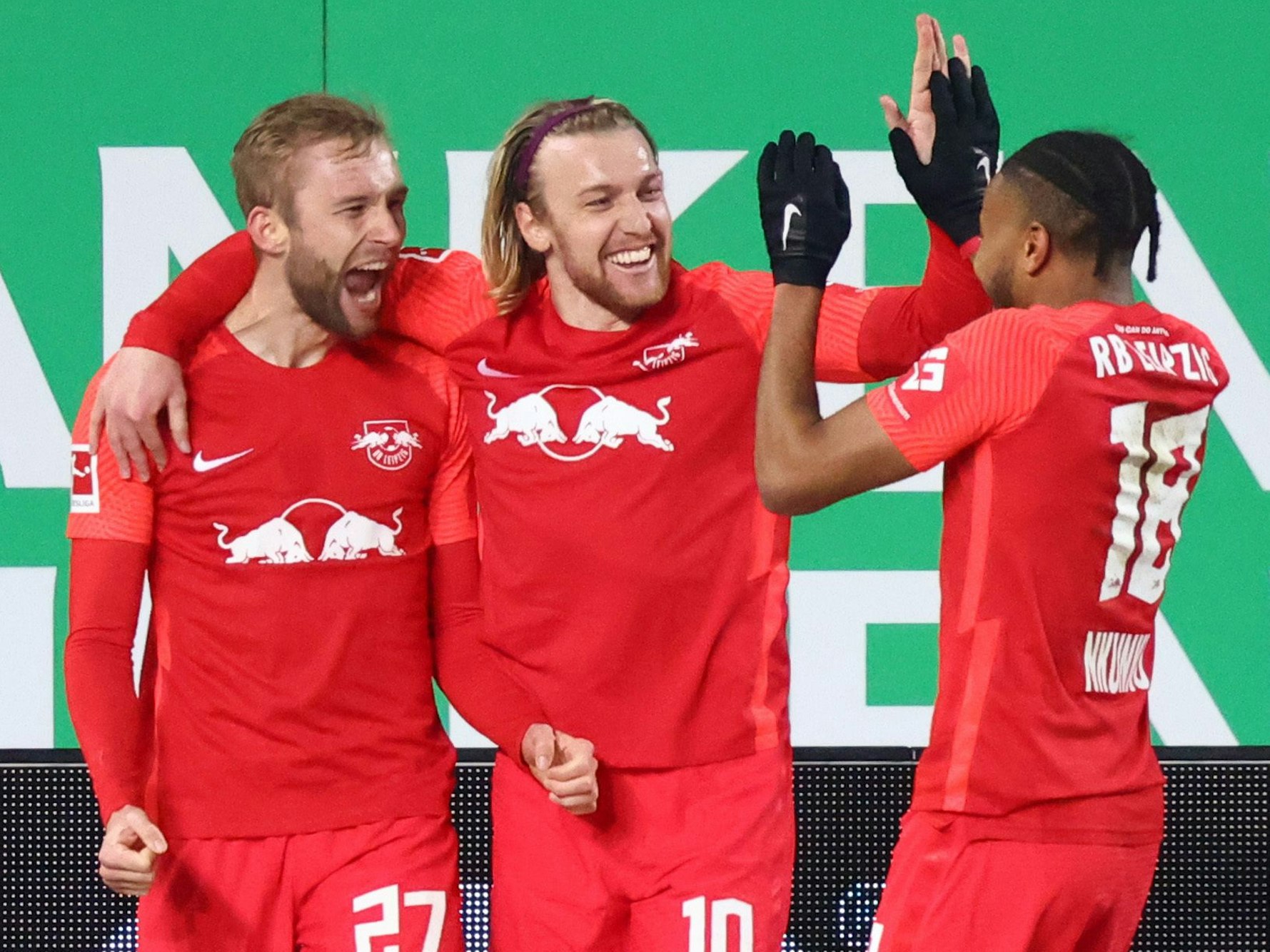 Konrad Laimer (l) von RB Leipzig jubelt mit seinen Kollegen Emil Forsberg (M) und Christopher Nkunku über seinen Treffer zum 1:3.