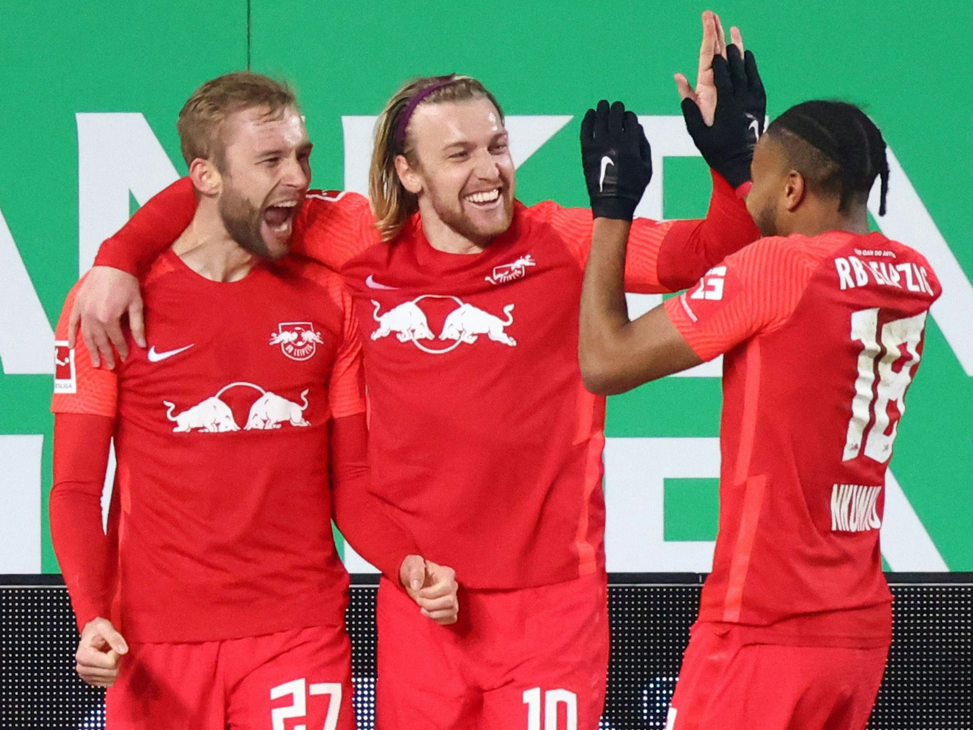 Konrad Laimer (l) von RB Leipzig jubelt mit seinen Kollegen Emil Forsberg (M) und Christopher Nkunku über seinen Treffer zum 1:3.