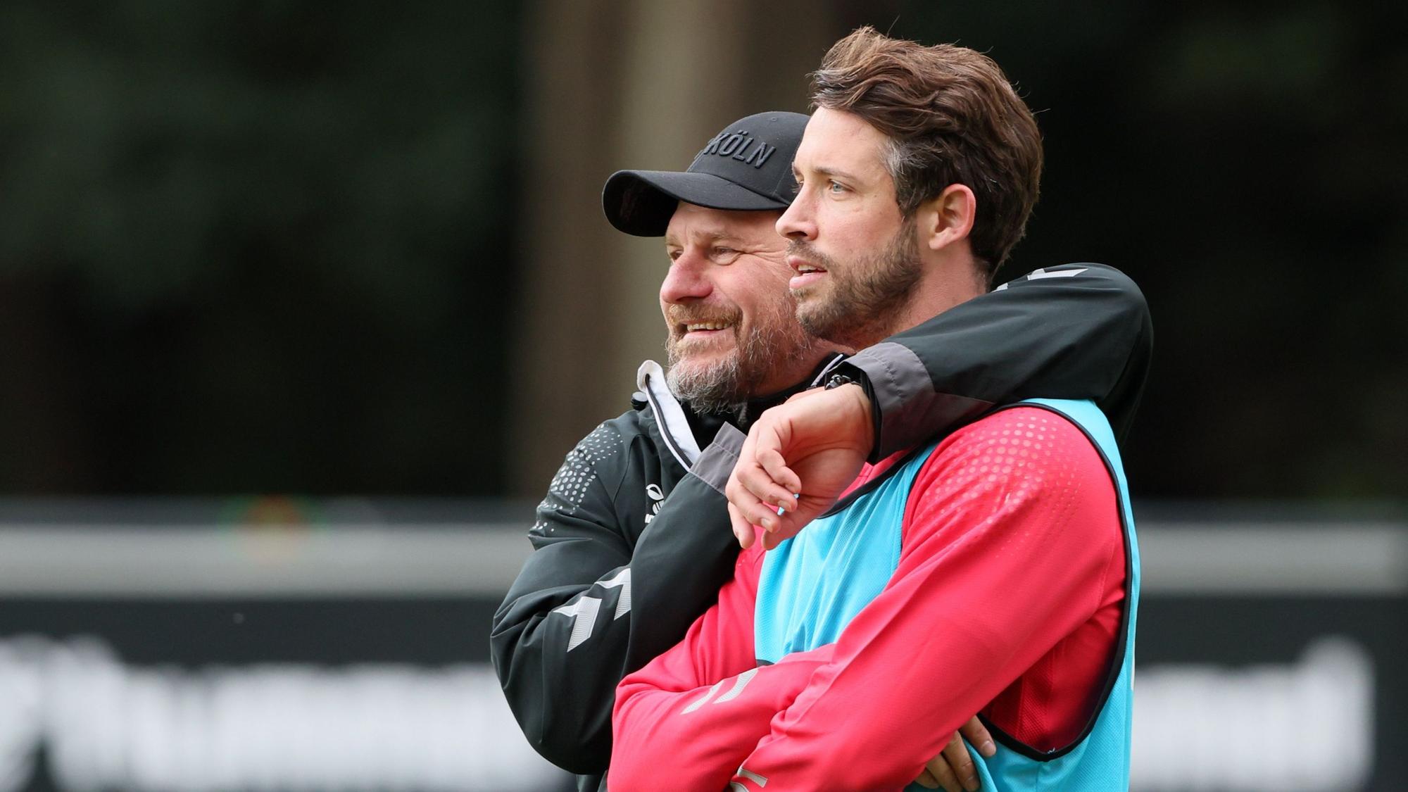 Steffen Baumgart nimmt Mark Uth im Training des 1. FC Köln in den Arm.
