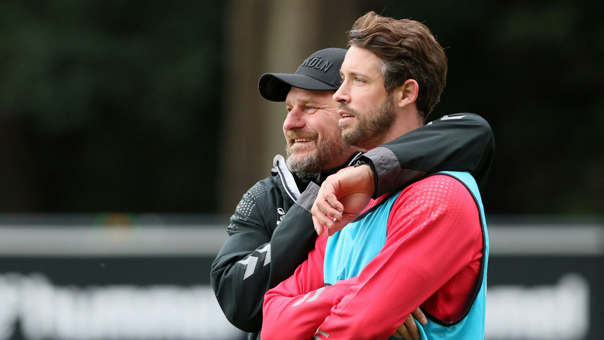 Steffen Baumgart nimmt Mark Uth im Training des 1. FC Köln in den Arm.