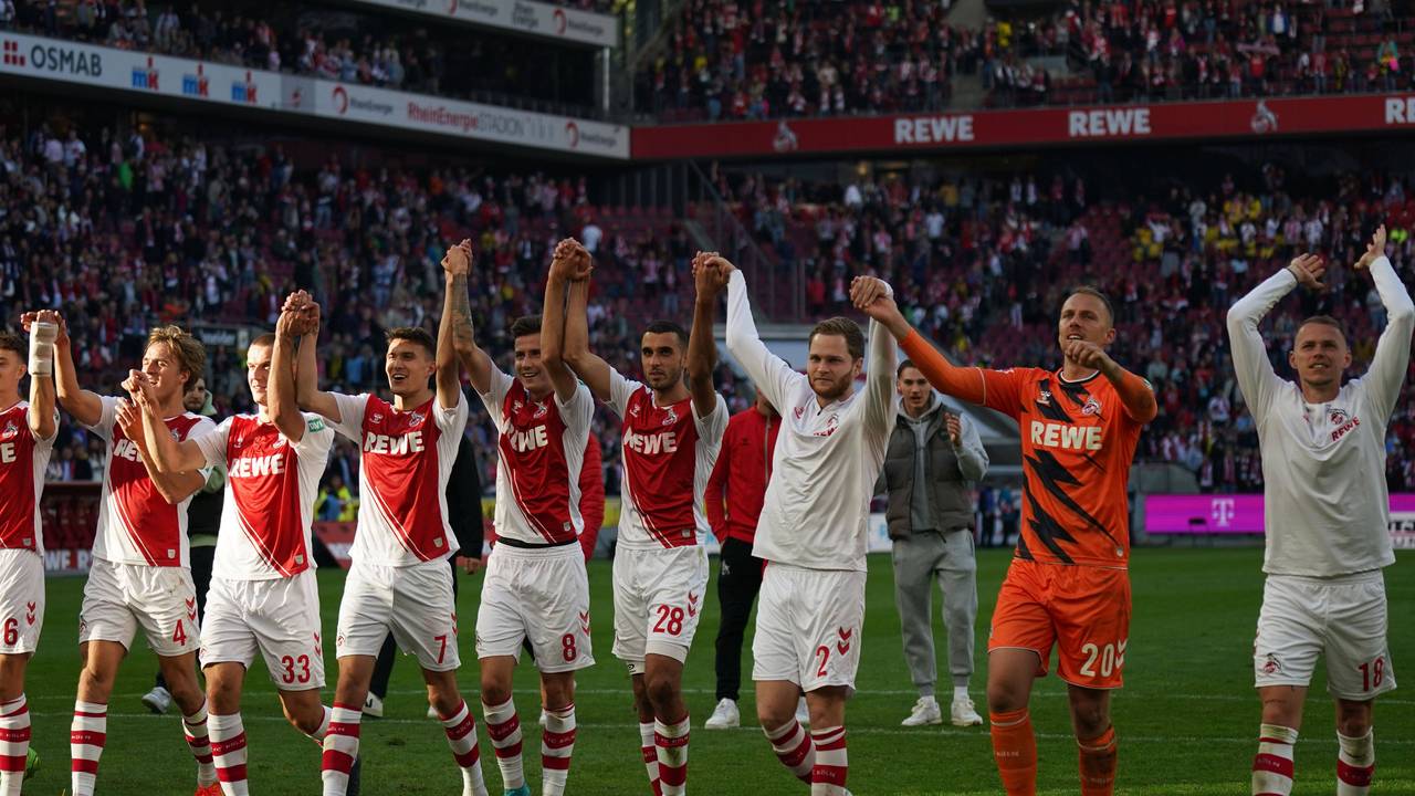 Die Spieler des 1. FC Köln jubeln vor der Südkurve.