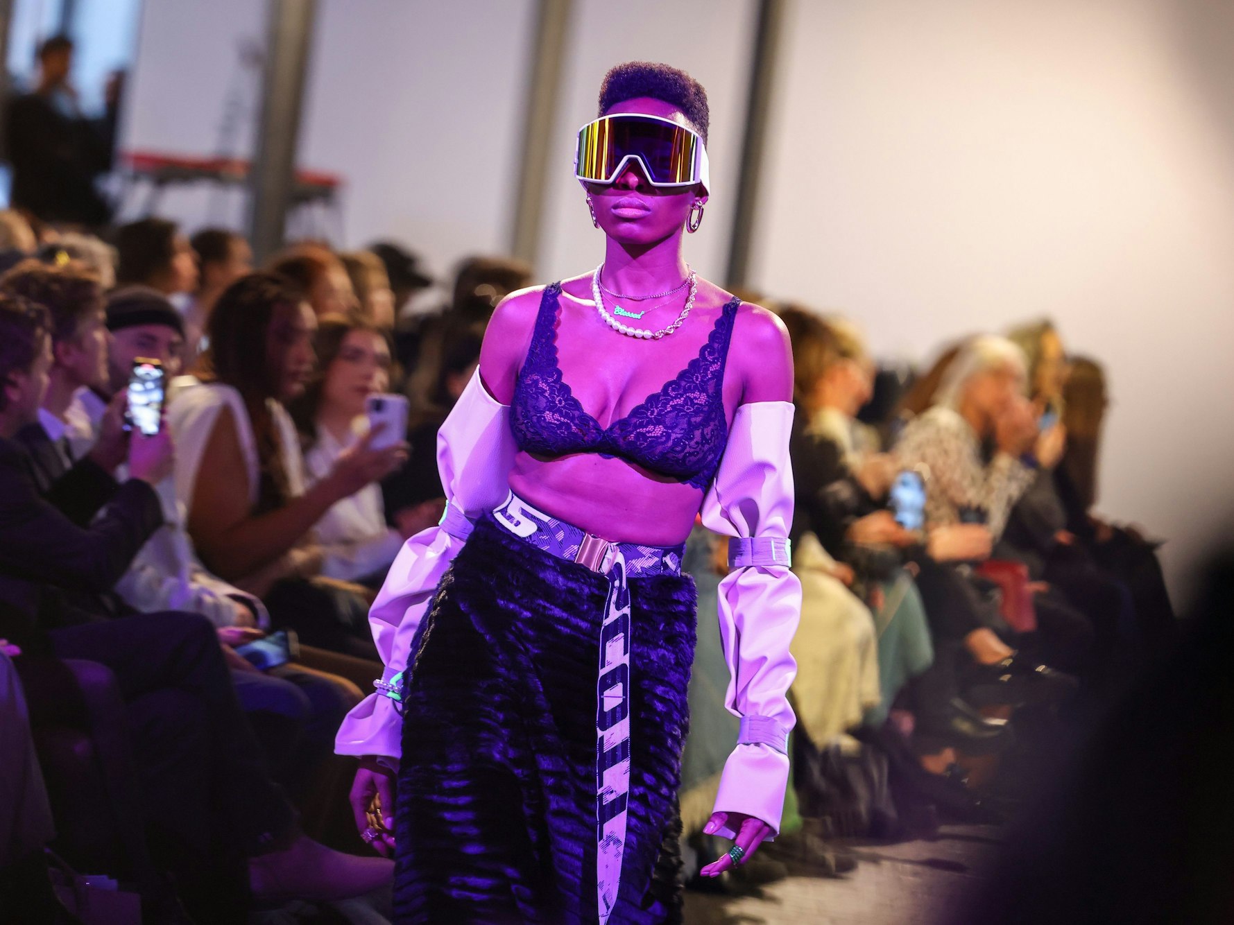 1oni Dreher-Adenuga bei der Berlin Fashion Week 2023 im BH.
