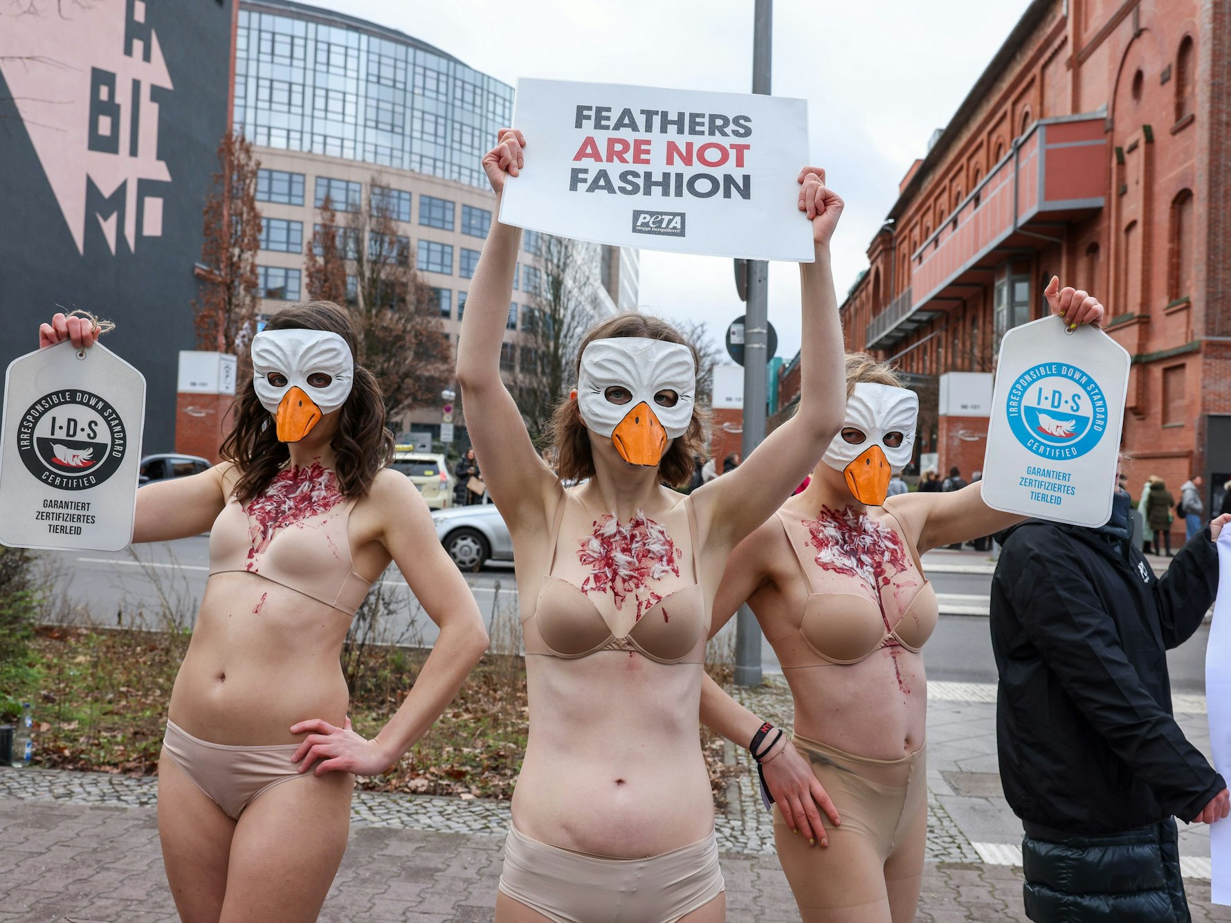 Peta-Demonstrantinnen zogen sich vor einem Veranstaltungsort der Berliner Fashion Week aus.