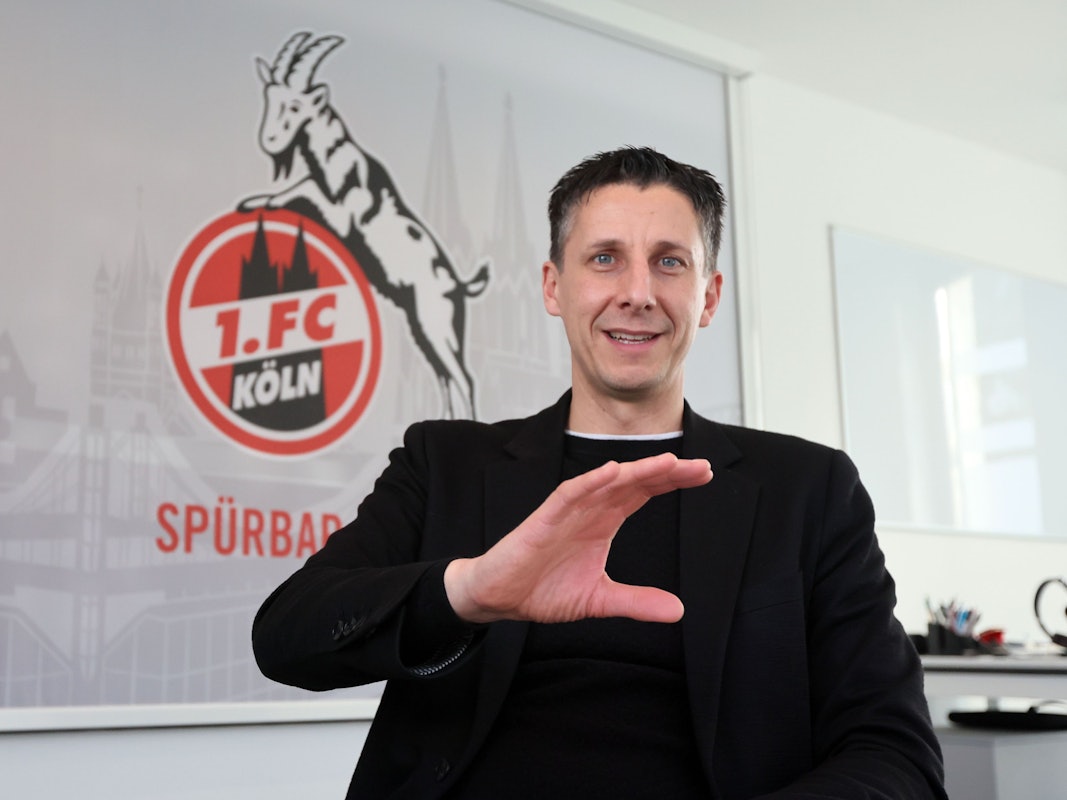 Christian Keller gestikuliert im Interview mit EXPRESS.de.