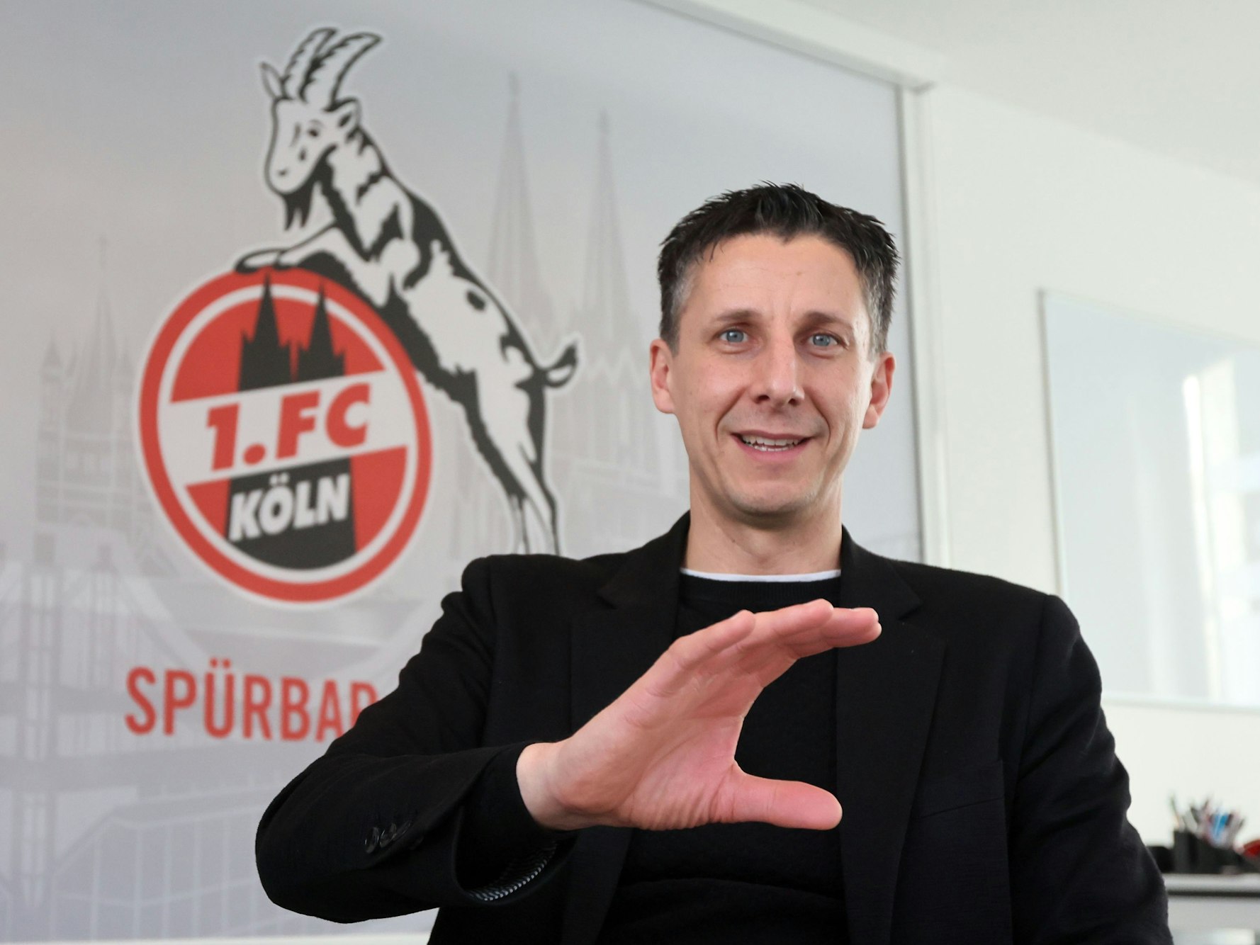 Christian Keller gestikuliert im Interview mit EXPRESS.de.