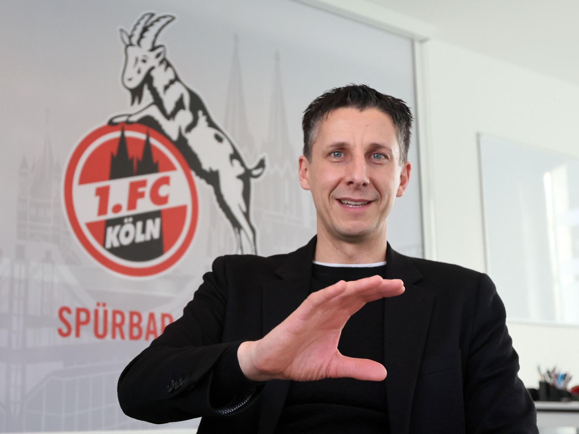 Christian Keller gestikuliert im Interview mit EXPRESS.de.