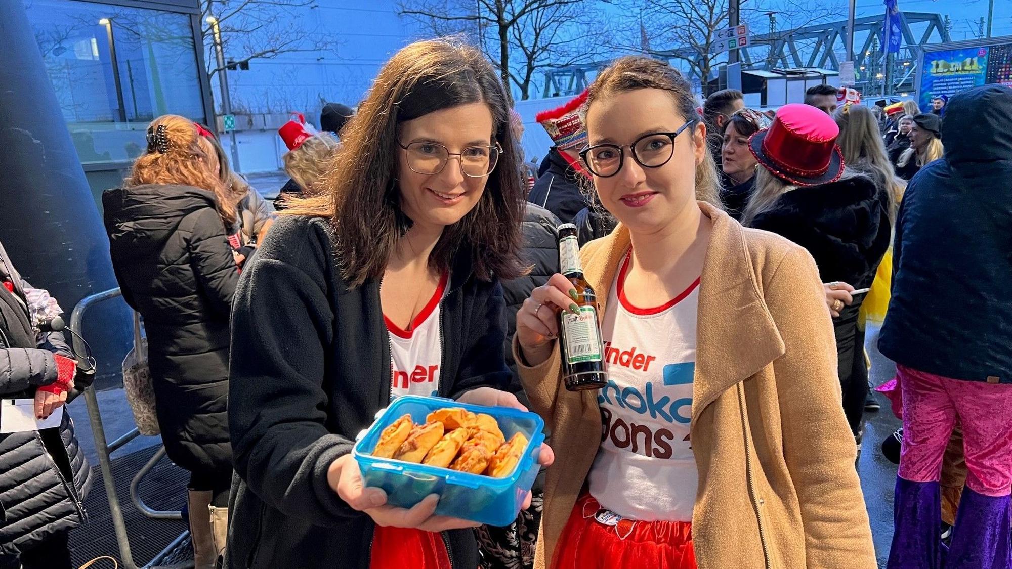 Nicole (l.) und Nadine zeigen Lebensmittel bei Lachender Kölnarena