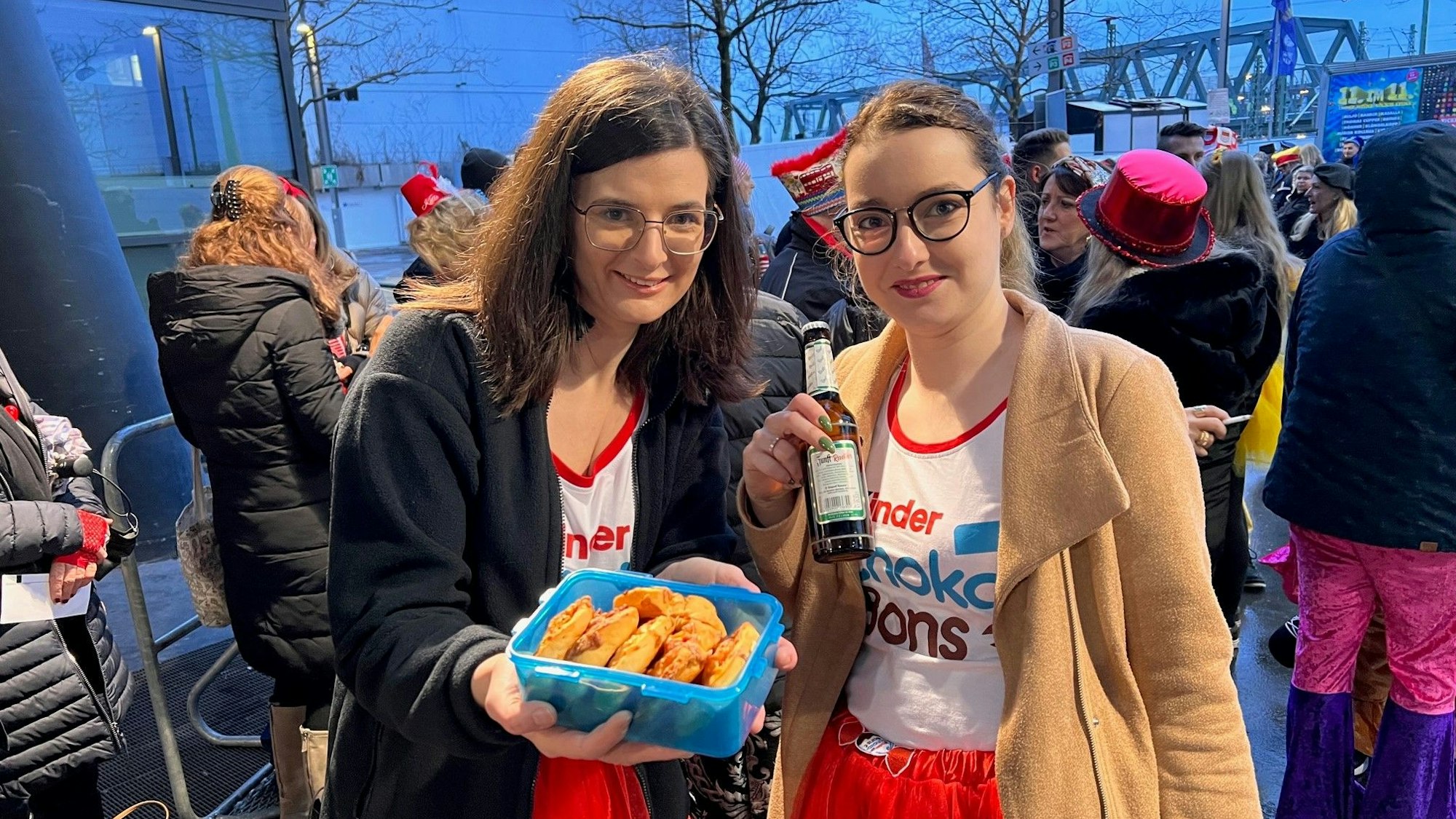Nicole (l.) und Nadine zeigen Lebensmittel bei Lachender Kölnarena