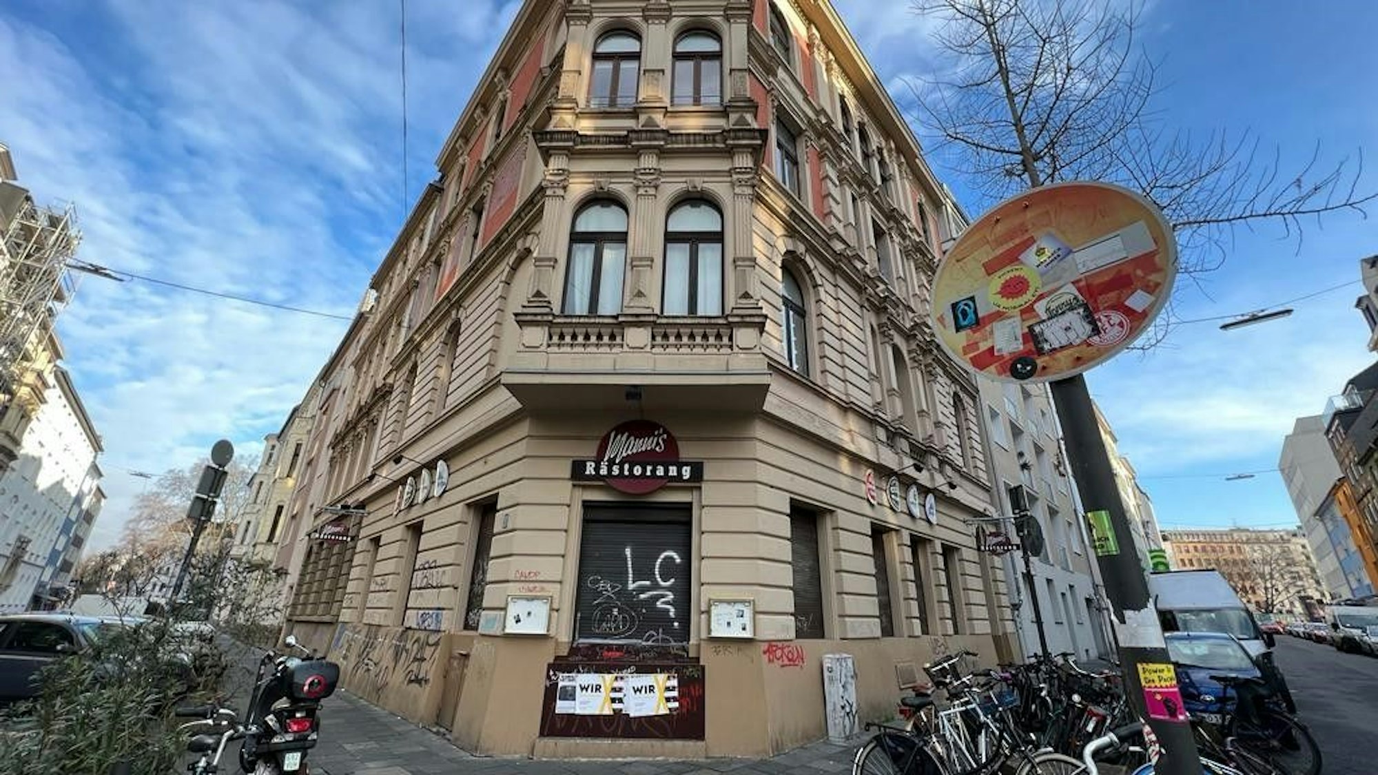 Blick von vorne auf das Kölner Lokal Manni's Rästorang an der Kyffhäuser Straße.