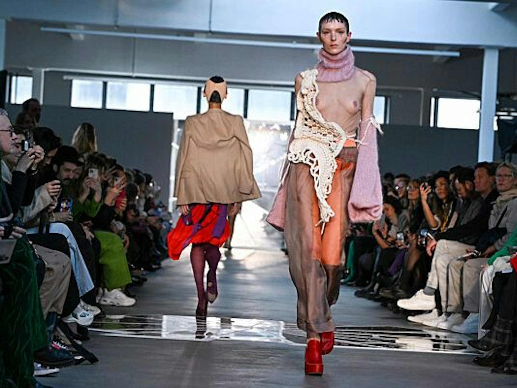 Models zeigen bei der Berlin Fashion Week Kreationen auf der VORN Modenschau in den Kantgaragen.