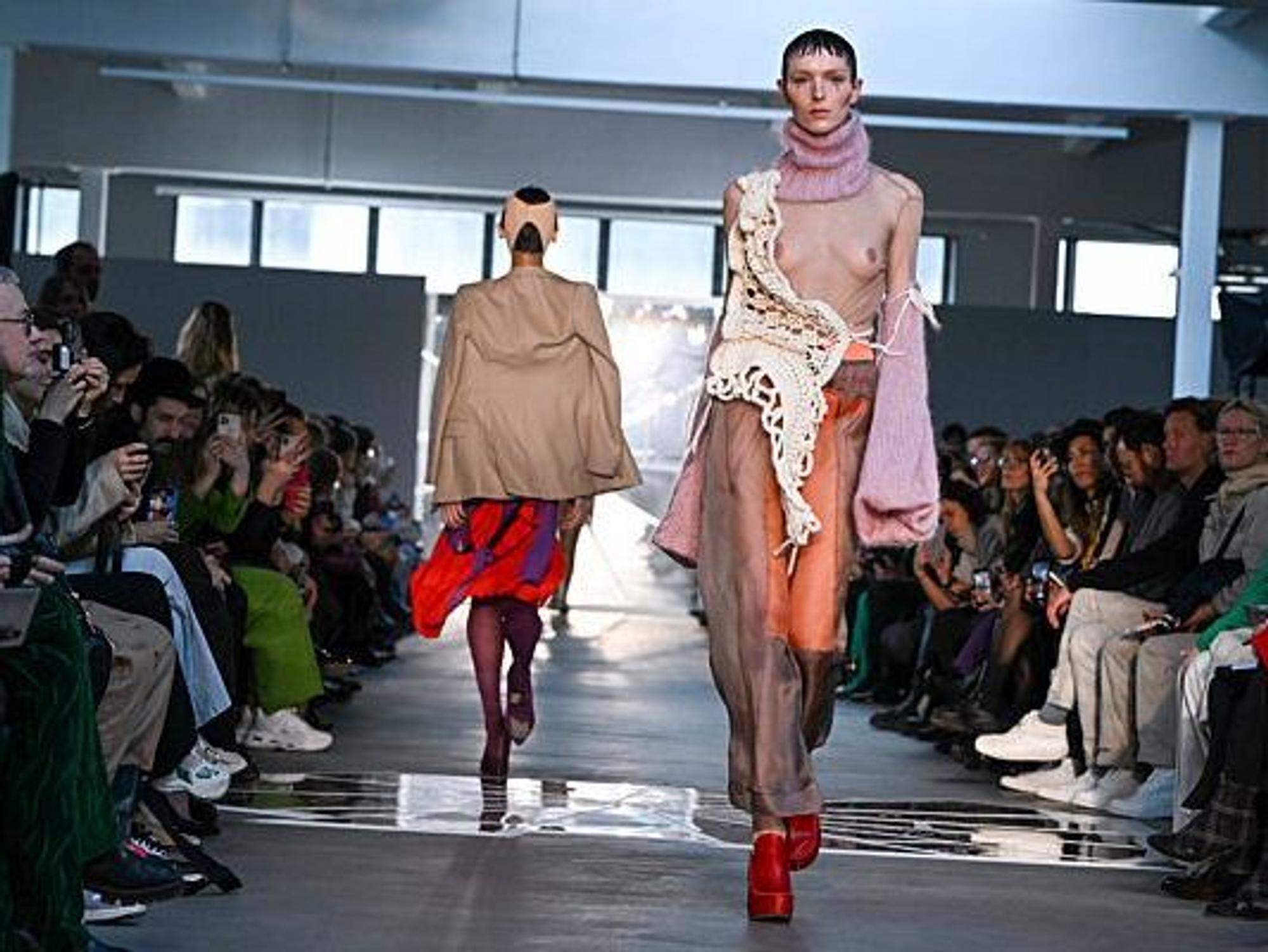 Models zeigen bei der Berlin Fashion Week Kreationen auf der VORN Modenschau in den Kantgaragen.
