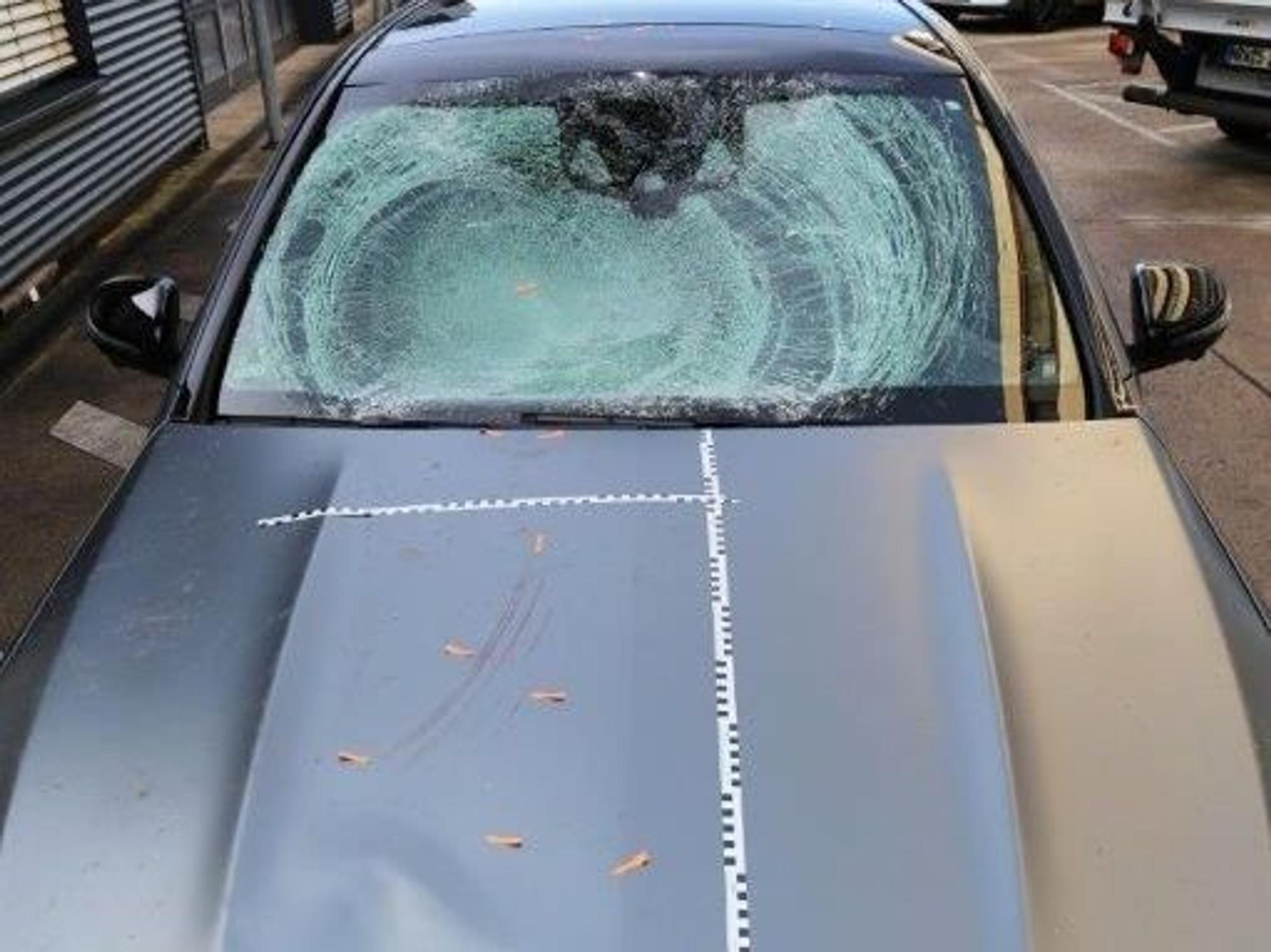 Die Windschutzscheibe des Unfall-Mercedes ist völlig zersplittert, auf der Motorhaube sind Markierungen der Spurensicherung.