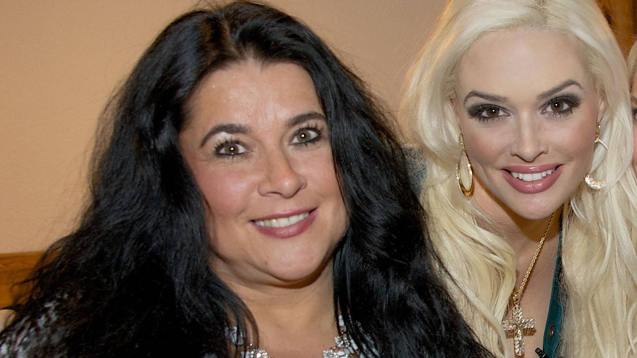 Daniela Katzenberger (r) und ihre Mutter Iris lächeln nach der Taufe von Katzenbergers Tochter.