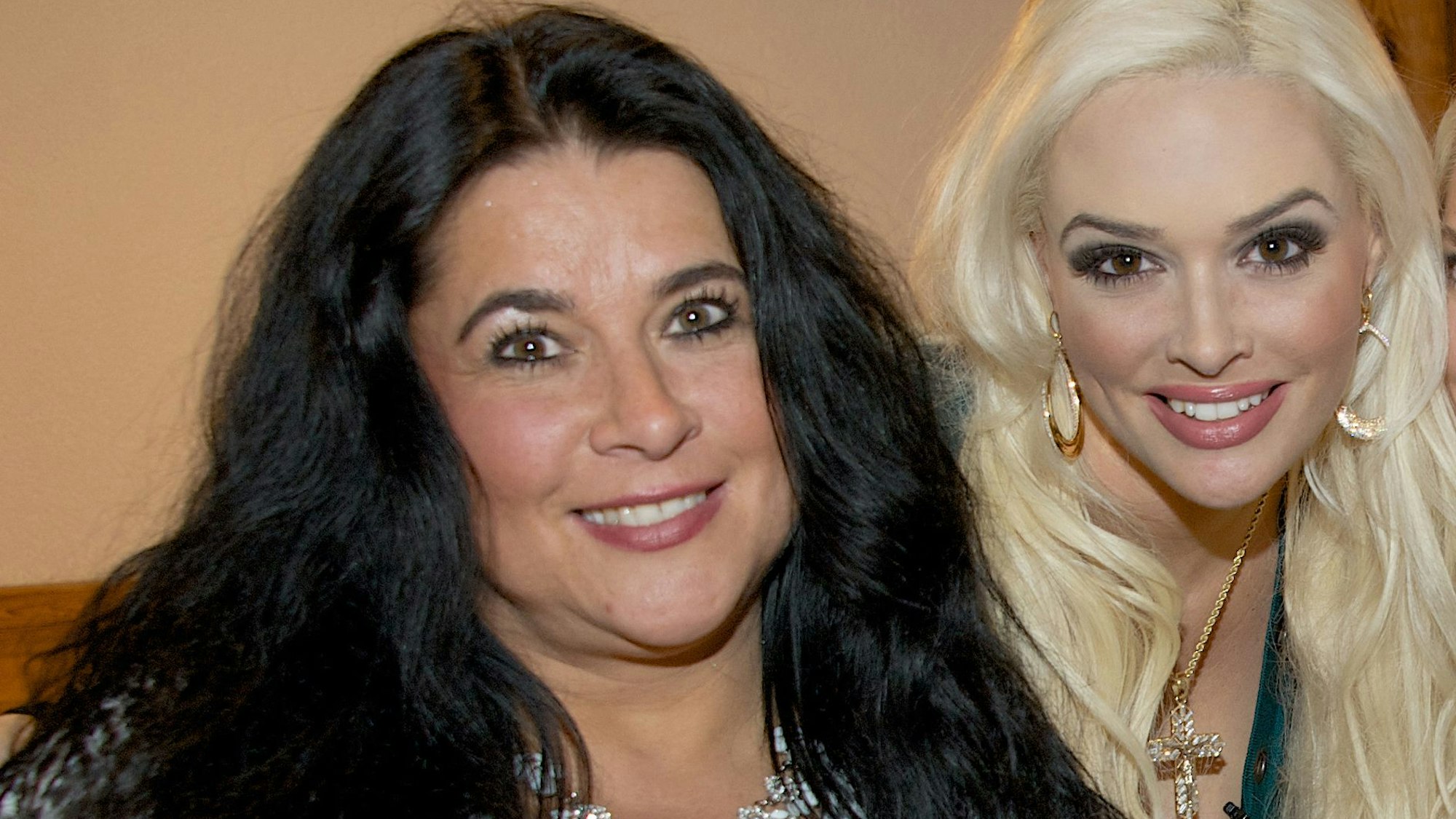 Daniela Katzenberger (r) und ihre Mutter Iris lächeln nach der Taufe von Katzenbergers Tochter.