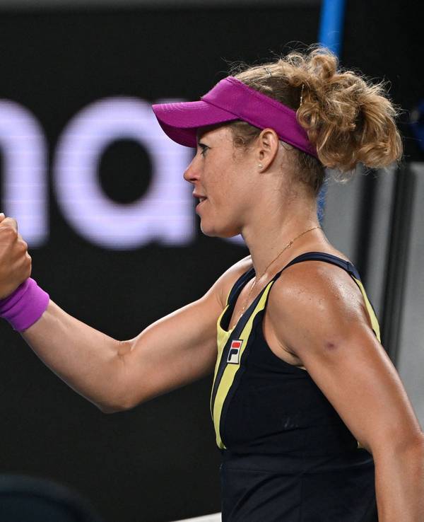 Laura Siegemund gratuliert Caroline Garcia nach ihrem Match bei den Australian Open 2023.