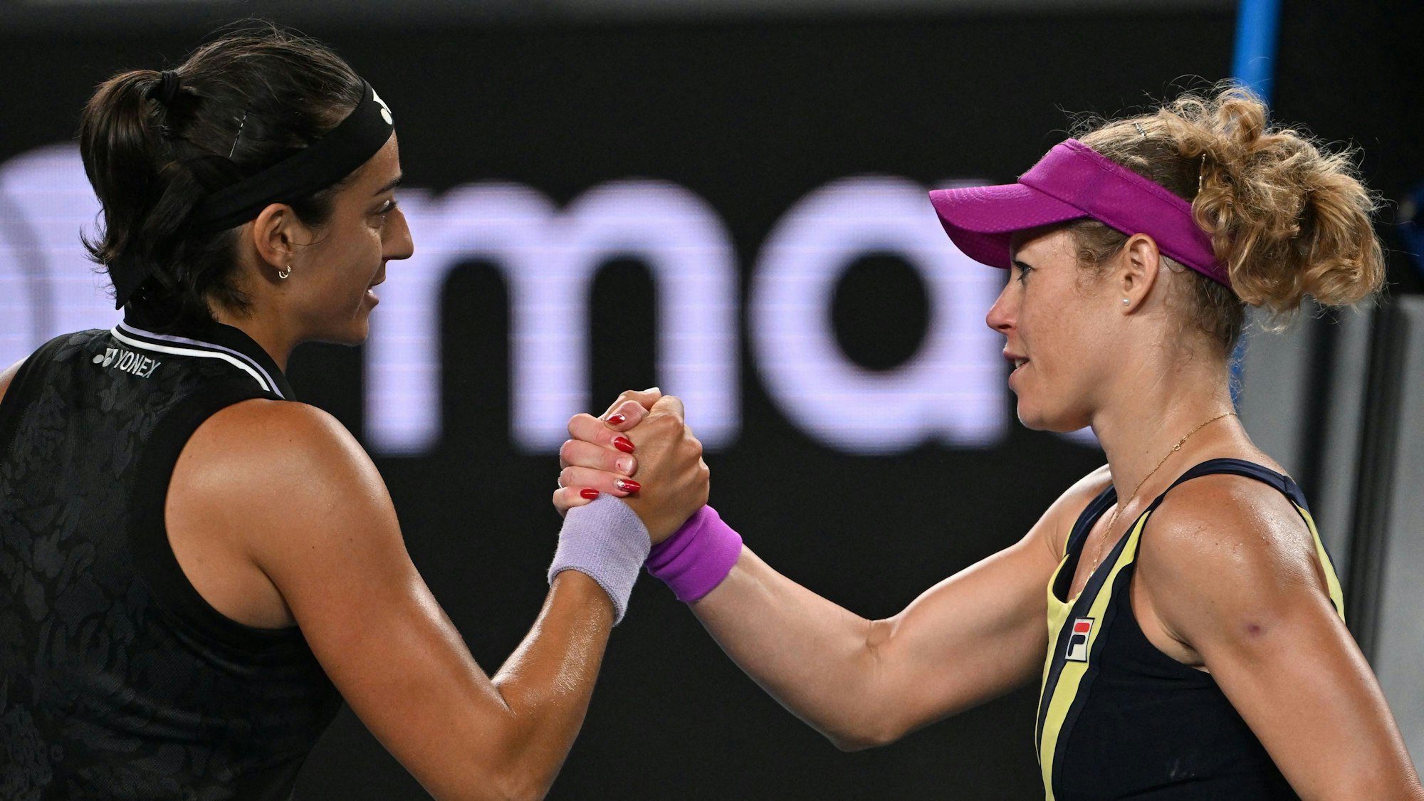 Laura Siegemund gratuliert Caroline Garcia nach ihrem Match bei den Australian Open 2023.