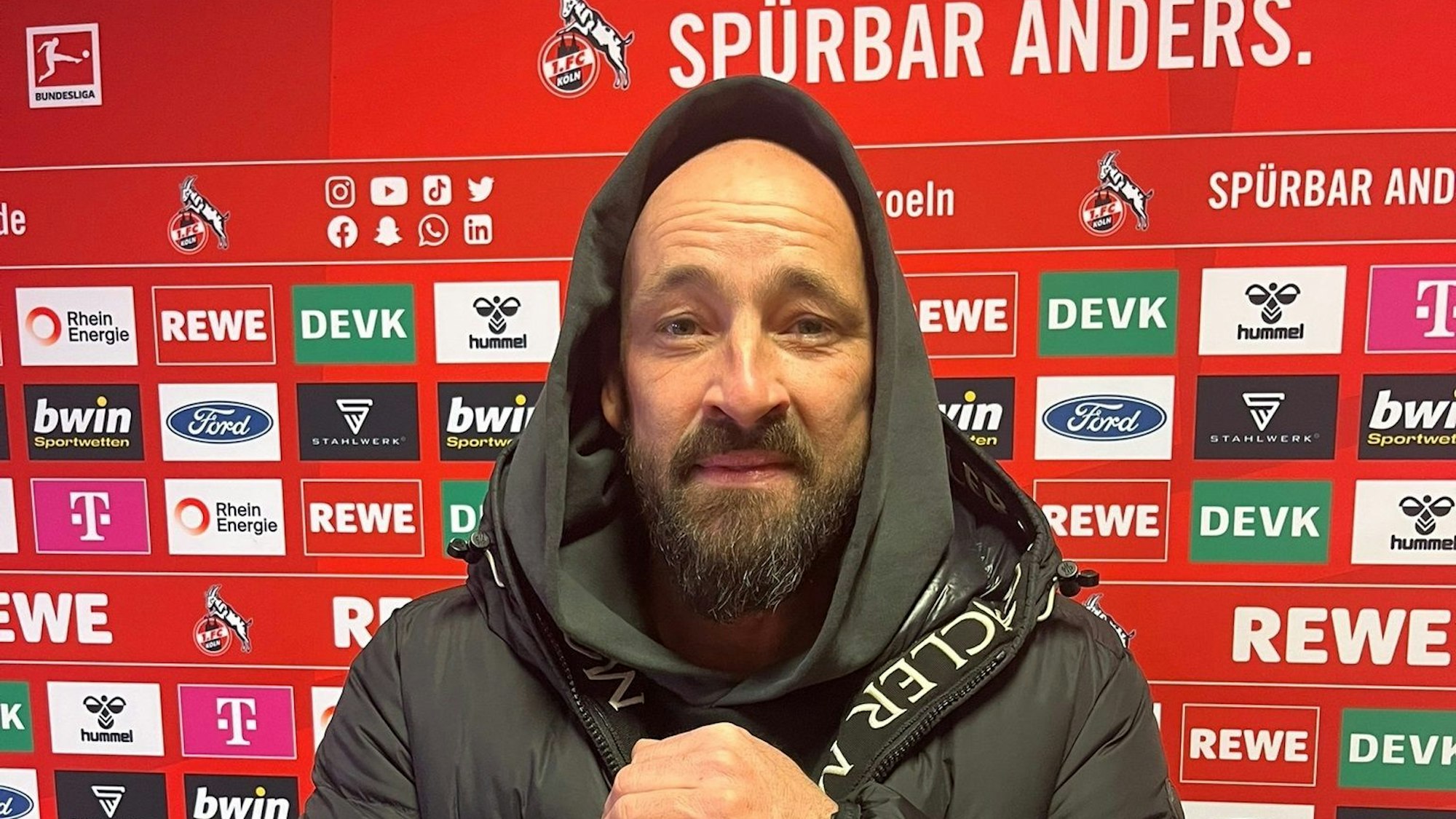 Musiker Gentleman auf einem Foto in der Mixed-Zone des Rhein-Energie-Stadions nach dem Spiel des 1. FC Köln gegen Werder Bremen.