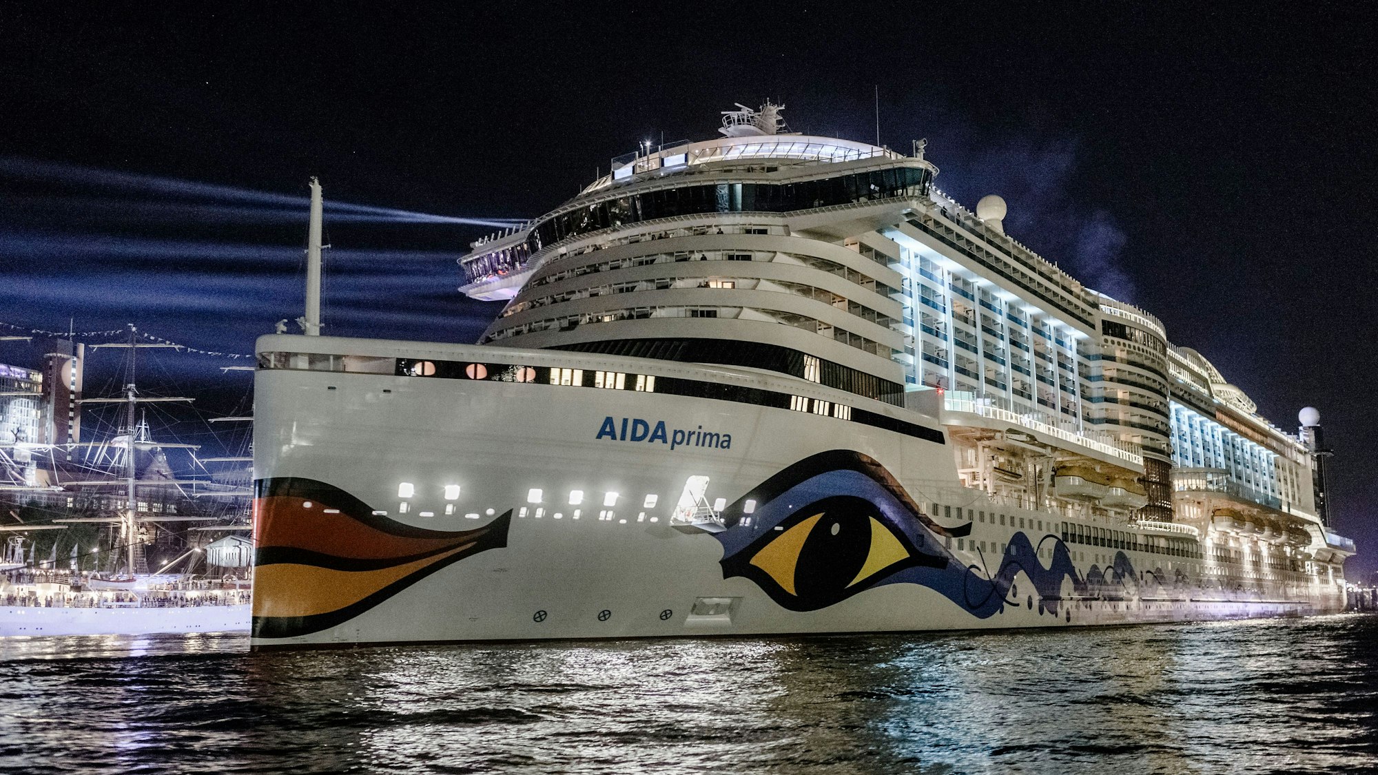 Das Kreuzfahrtschiff AIDA Prima fährt in Hamburg nach seiner Taufe während des 827. Hafengeburtstags aus dem Hafen.
