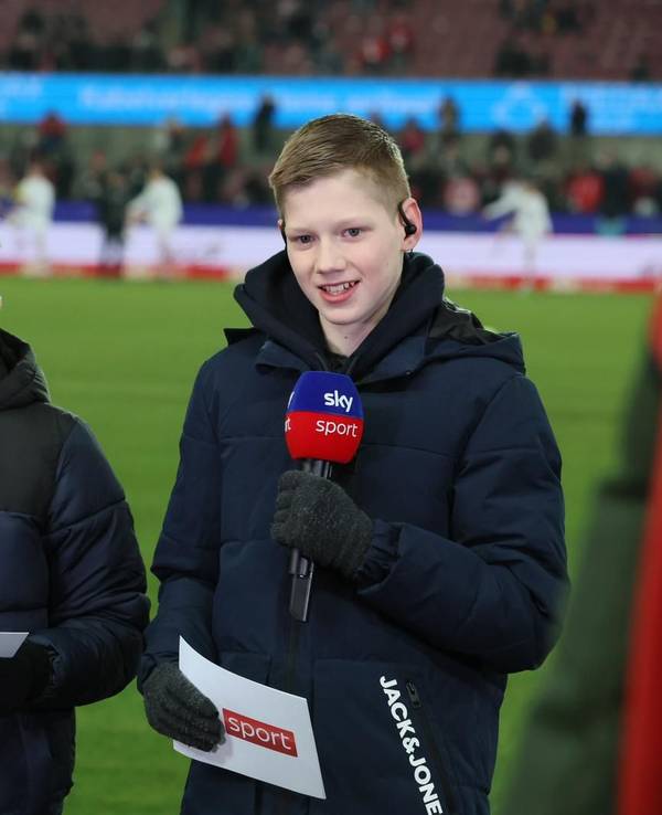 Zwei Kinder-Moderatoren am Sky-Mikrofon.