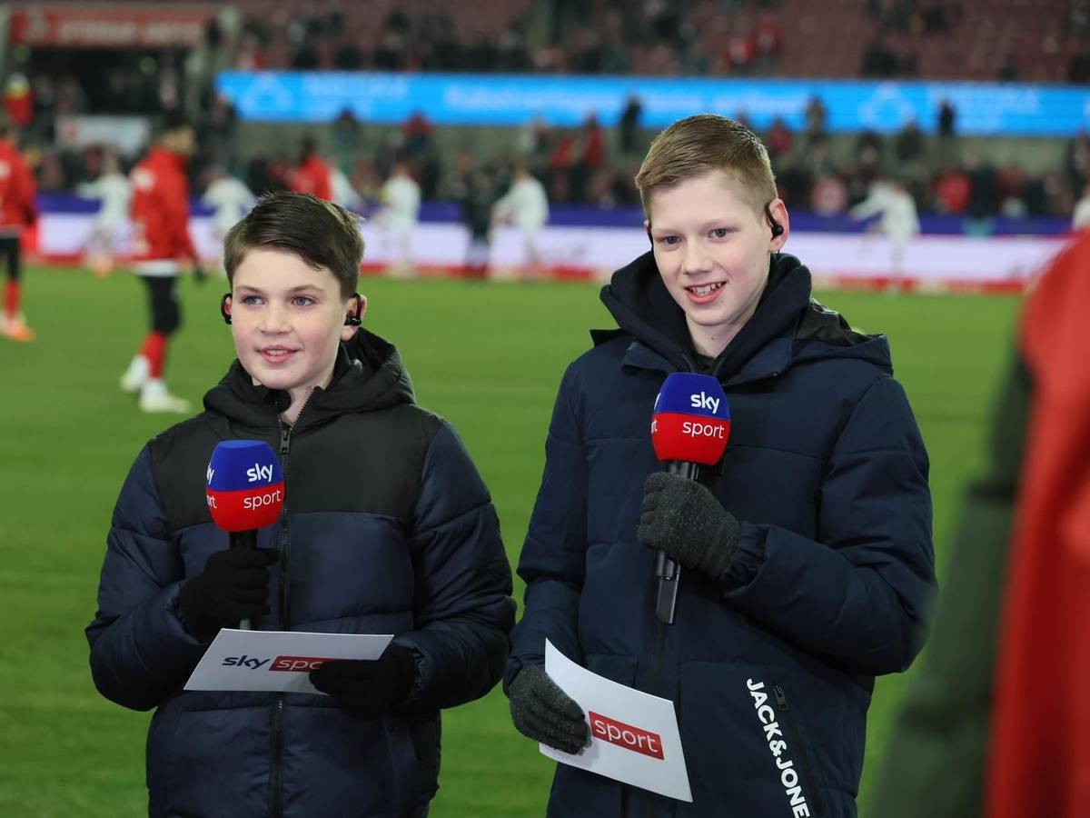 Zwei Kinder-Moderatoren am Sky-Mikrofon.