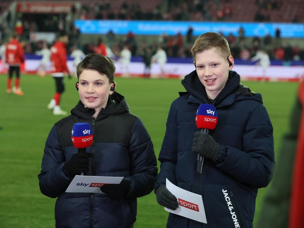 Zwei Kinder-Moderatoren am Sky-Mikrofon.
