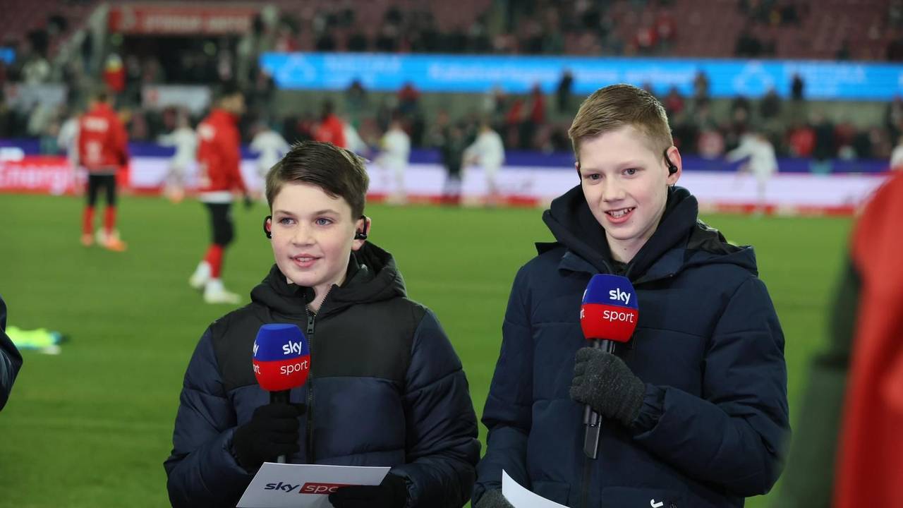 Zwei Kinder-Moderatoren am Sky-Mikrofon.