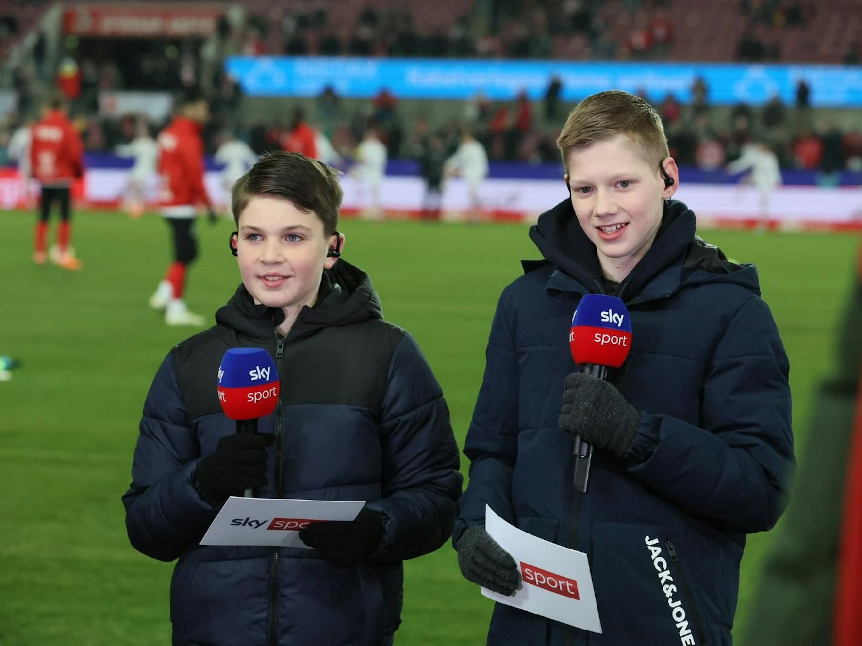Zwei Kinder-Moderatoren am Sky-Mikrofon.