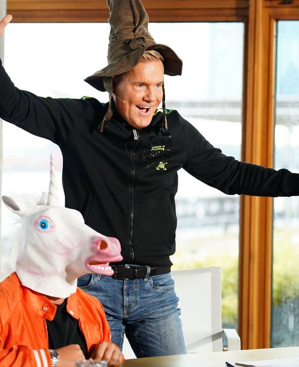 Dieter Bohlen (r.) hat Pietro Lombardi während des Auftritts von Schilan Ahmad in ein Einhorn verzaubert.