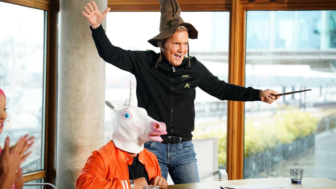 Dieter Bohlen (r.) hat Pietro Lombardi während des Auftritts von Schilan Ahmad in ein Einhorn verzaubert.