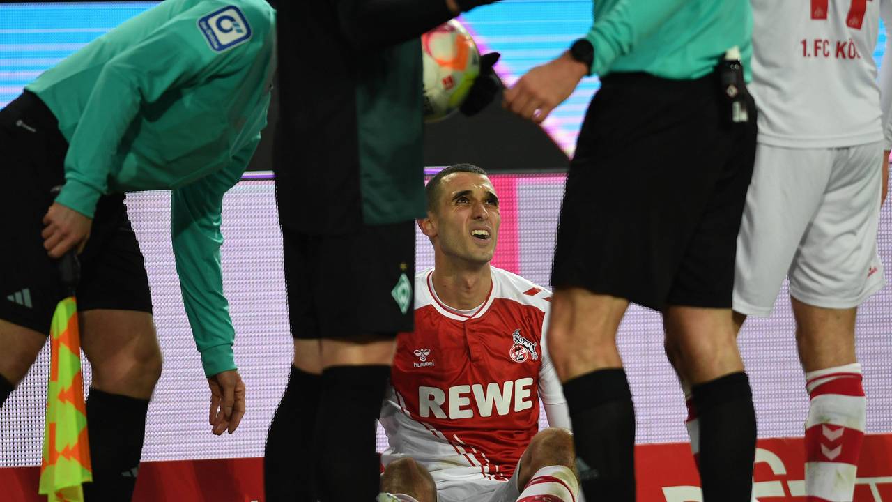 Ellyes Skhiri sitzt beim 1. FC Köln verletzt auf dem Rasen.