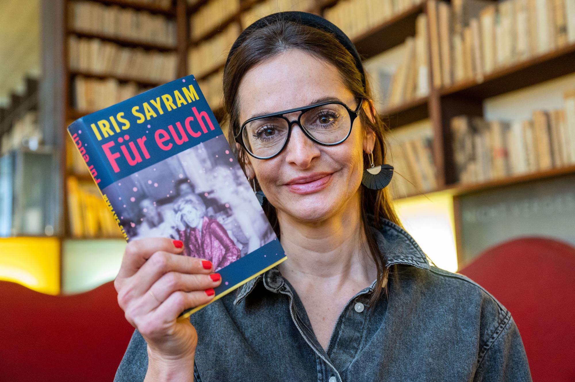 Iris Sayram zeigt ihr Buch Für euch in die Kamera.