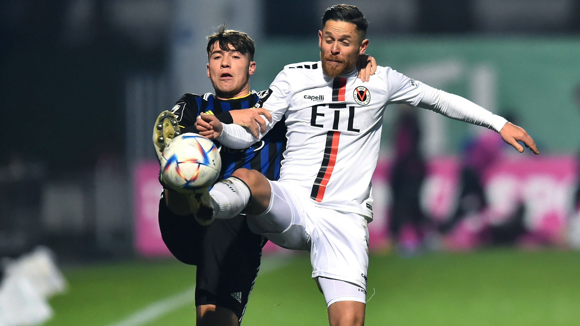 Luca Kerber und Mike Wunderlich kämpfen um den Ball.