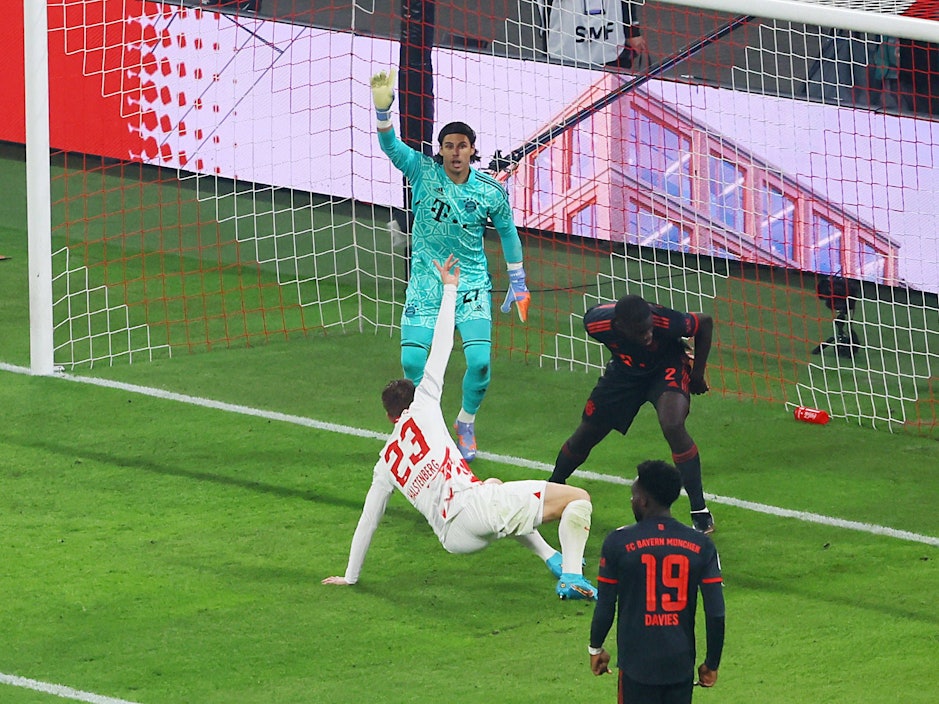 Marcel Halstenberg erzielt das 1:1 für RB Leipzig, Yann Sommer hebt den Arm zum Reklamieren.