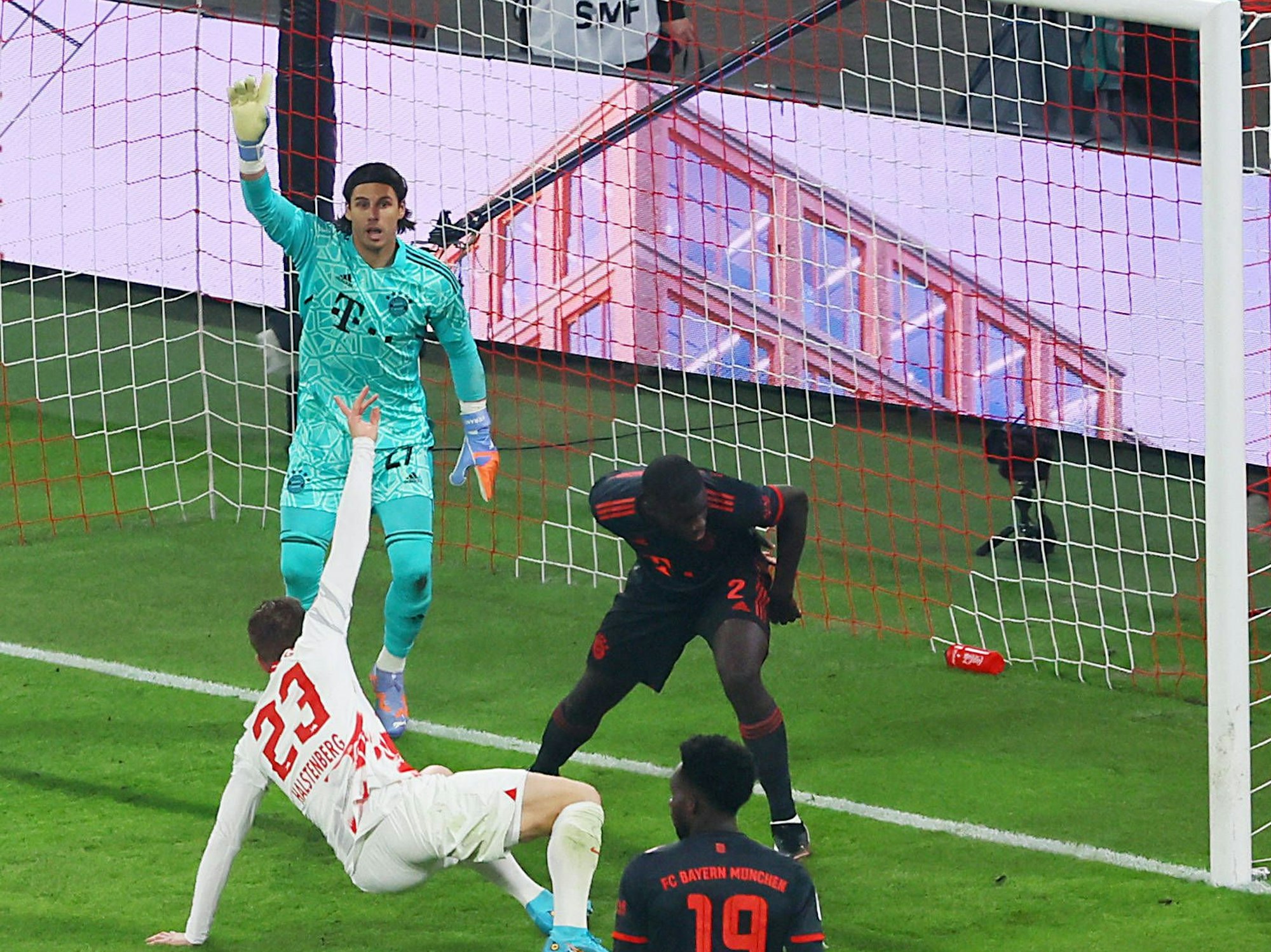 Marcel Halstenberg erzielt das 1:1 für RB Leipzig, Yann Sommer hebt den Arm zum Reklamieren.