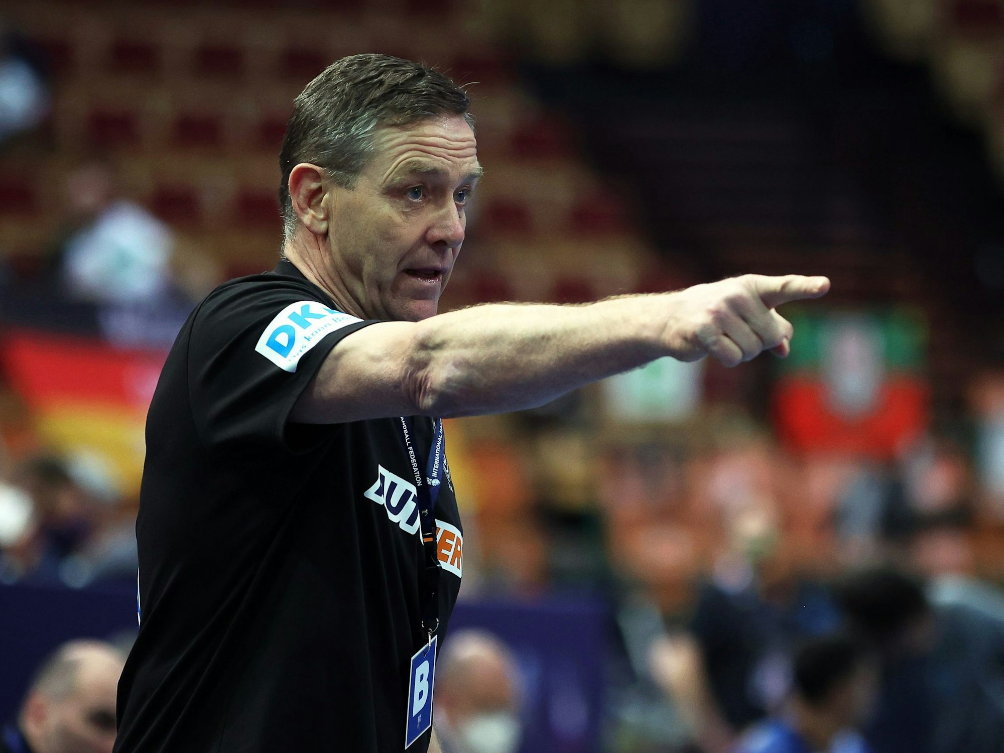 Der deutsche Trainer Alfred Gislason gestikuliert.