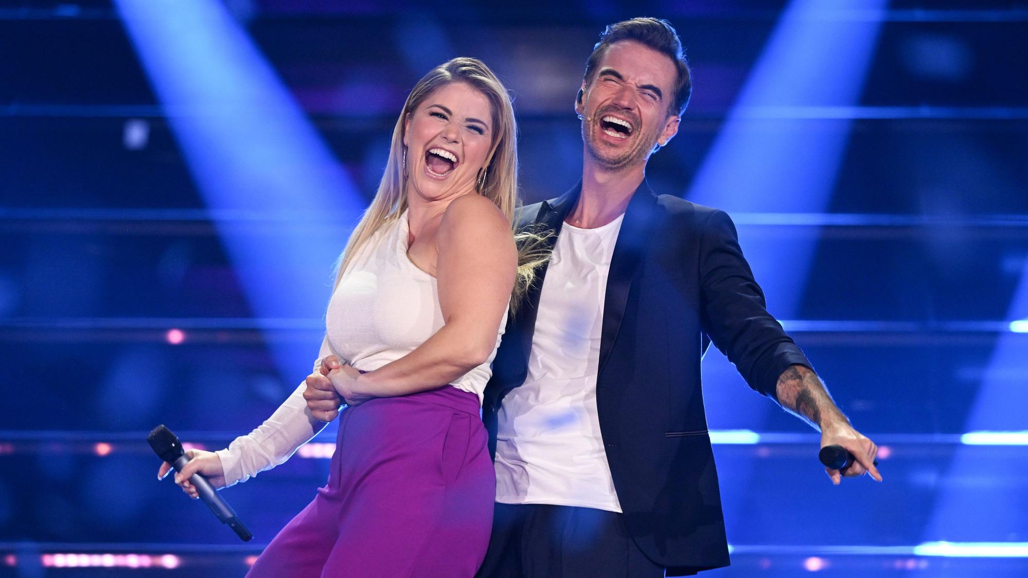 Die Schweizer Schlagersängerin Beatrice Egli und der deutsche Sänger und Moderator Florian Silbereisen stehen während der Fernsehshow „Der große Schlagerabschied“ gemeinsam auf der Bühne.