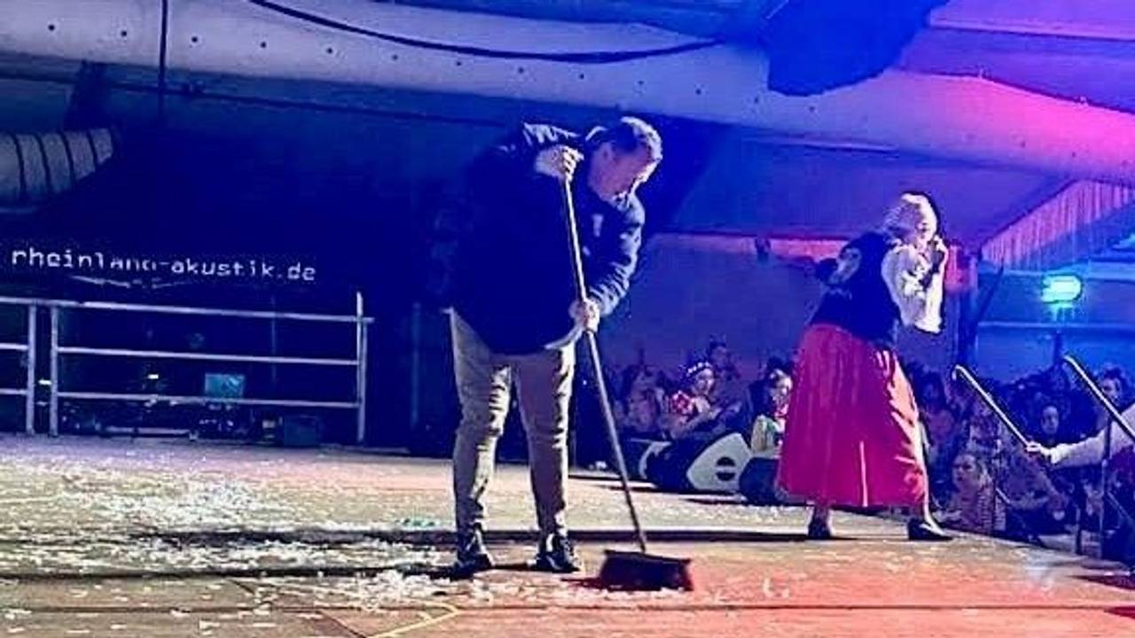 Eine Sitzung in Köln: Techniker Michael Harag muss für Marita Köllner die Bühne kehren.