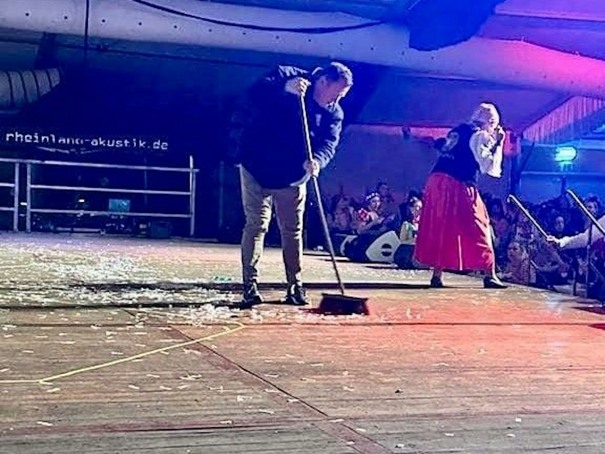 Eine Sitzung in Köln: Techniker Michael Harag muss für Marita Köllner die Bühne kehren.