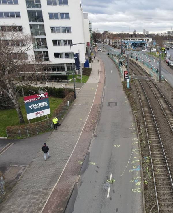 Die Siegburger Straße in Köln: Hier hat ein Mercedes-Fahrer einen 62-Jährigen getötet und liegen lassen.