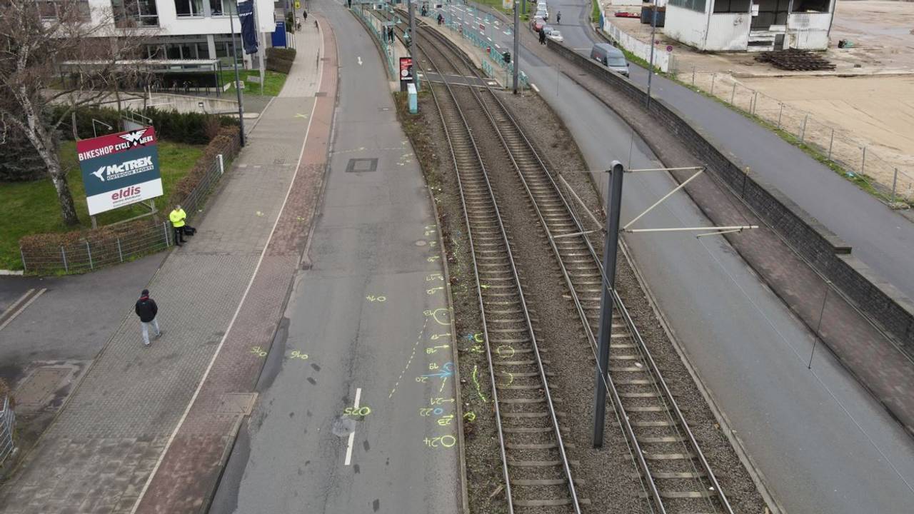 Die Siegburger Straße in Köln: Hier hat ein Mercedes-Fahrer einen 62-Jährigen getötet und liegen lassen.