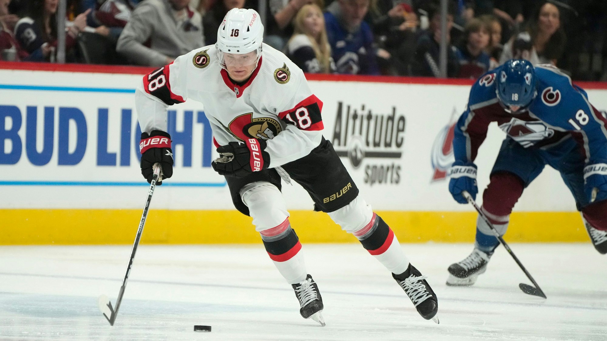 Tim Stützle führt den Puck übers Eis.